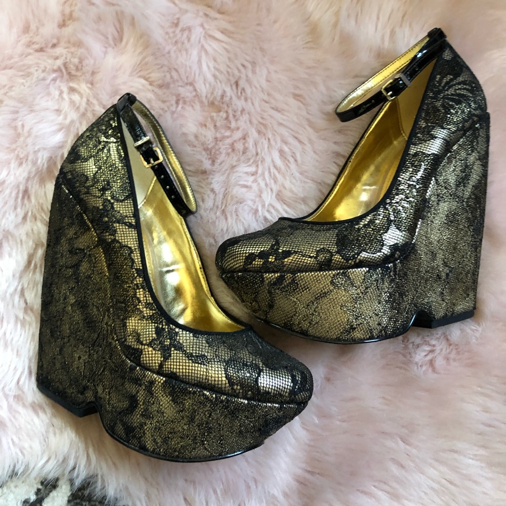 Aldo size 7 black and gold wedge